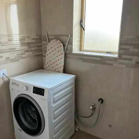 Privatunterkunft Small With Shared Bathroom *